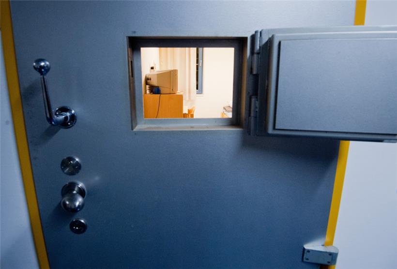 Ein kleines Fenster in einer Zellentür gewährt einen Einblick in eine Gefängniszelle: Islamisten sind ein Problem in den deutschen Gefängnissen
