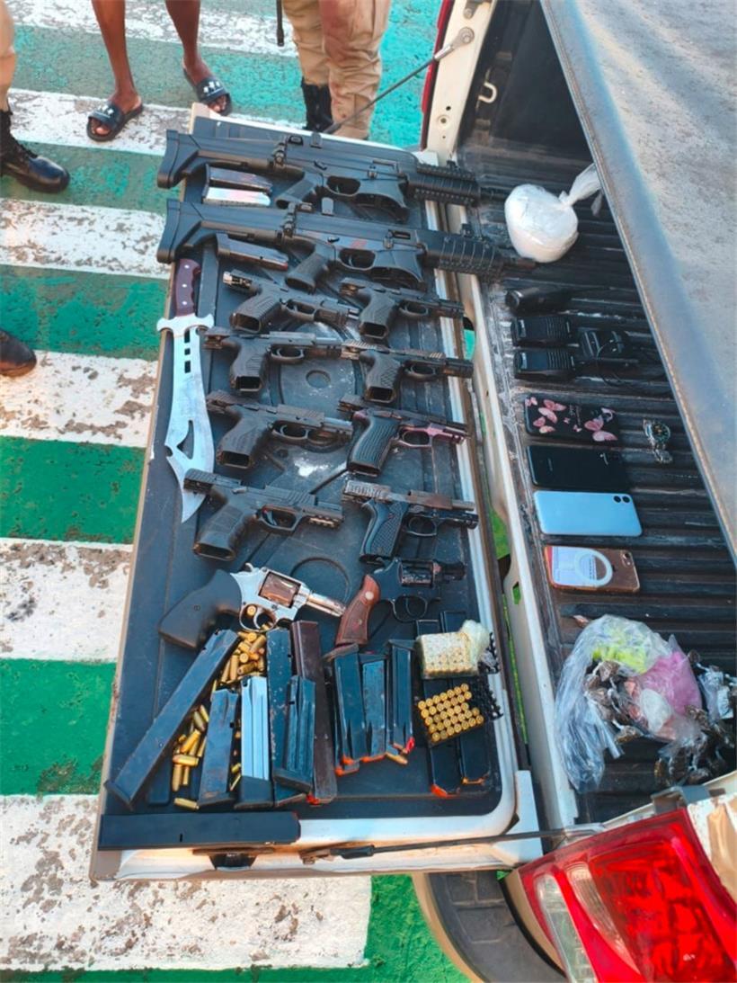 Ein kleines Waffenarsenal von Drogenhändlern aus Bahia
