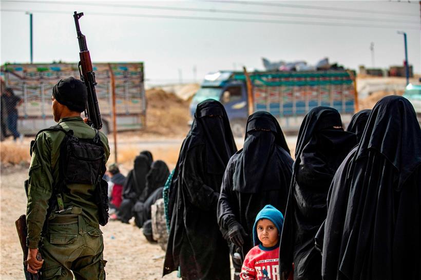 Ein kurdischer Kämpfer bewacht im Al-Hol-Lager inhaftierte Frauen von IS-Kämpfern – unter ihnen sind Hunderte Europäerinnen und ihre Kinder 
