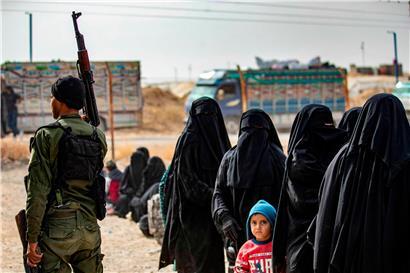 Ein kurdischer Kämpfer bewacht im Al-Hol-Lager inhaftierte Frauen von IS-Kämpfern – unter ihnen sind Hunderte Europäerinnen und ihre Kinder 
