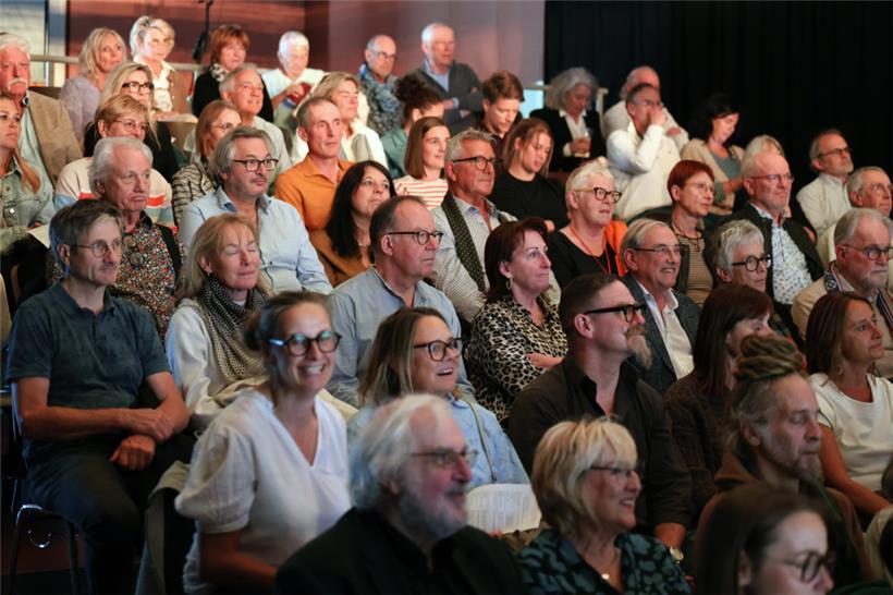 Ein lebendiger, bunter Abend im Kulturzentrum Al Schmelz in Steinfort