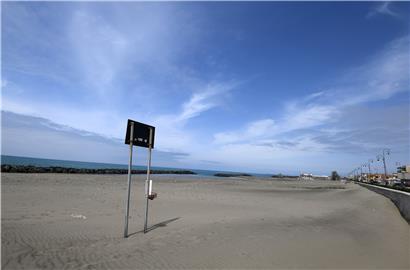 Ein leerer Strand in der Region Latium: Viele Italiener fürchten um ihre wirtschaftliche Existenz, wenn die Touristen ausbleiben müssen
