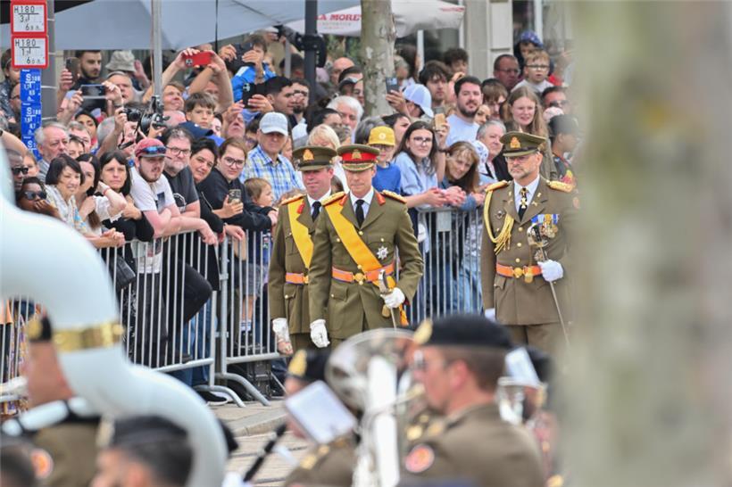Ein letztes Mal geht Großherzog Henri bei der Militärparade die Truppen ab. Nächstes Jahr wird es dann die Premiere für seinen Sohn Guillaume (l.).
