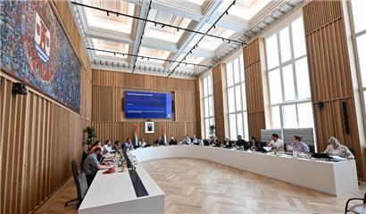 Ein letztes Mal saß der Escher Gemeinderat in dieser Besetzung zusammen. Dabei wurden wichtige finanzpolitische Entscheidungen getroffen, die von der Mehrheit bis nach den Gemeindewahlen aufgeschoben worden waren.
