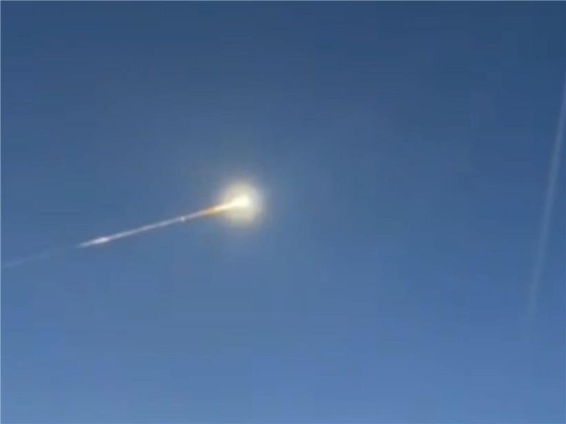 Ein leuchtendes Objekt war am Abend am Himmel über dem deutschen Solingen zu seh...