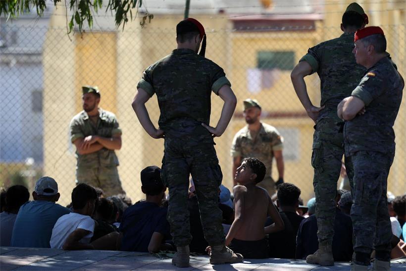 Ein marokkanischer Junge sieht zu einem spanischen Soldaten hoch: Vor einer Woche waren ebenfalls tausende unbegleitete Kinder und Jugendliche von Marokko nach Ceuta gekommen. Viele von ihnen halten sich weiterhin in der spanischen Exklave auf.