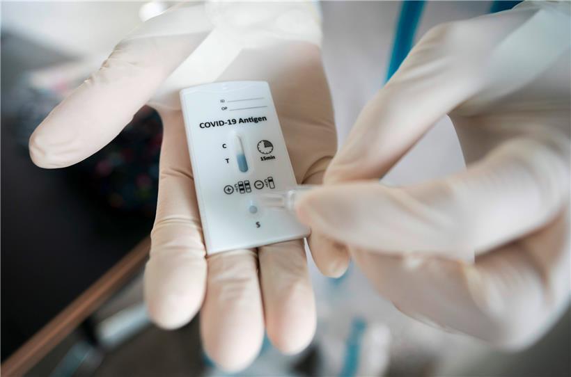 Ein medizinischer Angestellter in Wien wertet einen Covid-19-Antigentest aus
