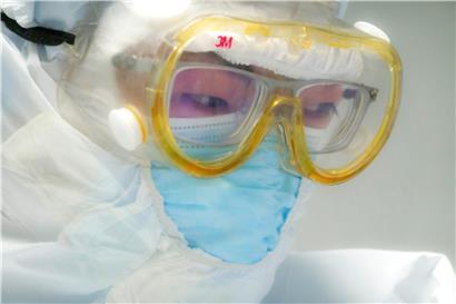 Ein medizinischer Mitarbeiter der Universität Qingdao überprüft die Gesichtsmaske und den Augenschutz.
