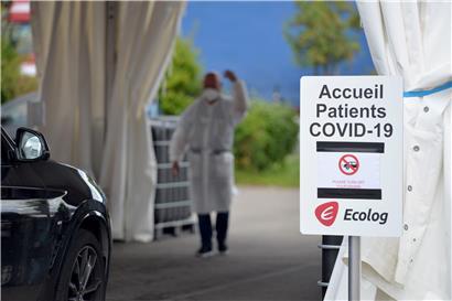 Ein medizinischer Mitarbeiter winkt einen Autofahrer in die Station, um diesen auf den Coronavirus zu testen. Doch ein negativer Corona-Test reicht für einige deutsche Hotels nicht aus. 
