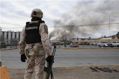 Ein mexikanischer Soldat hält Wache vor dem Staatsgefängnis in Juarez
