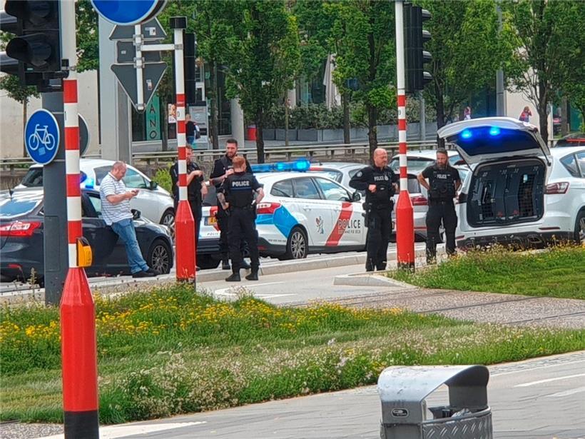 Ein mit einem Messer bewaffneter Mann löste im Einkaufszentrum Auchan auf Kirchberg einen größeren Polizeieinsatz aus
