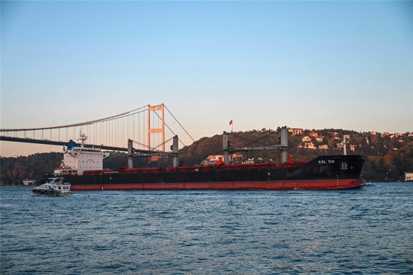 Ein mit ukrainischem Getreide beladenes Schiff durchquert den Bosporus in Richtung Marmarameer
