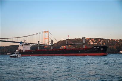 Ein mit ukrainischem Getreide beladenes Schiff durchquert den Bosporus in Richtung Marmarameer
