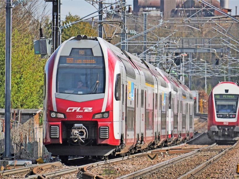 Ein moderner CFL-Elektrotriebwagen („Automotrice“) vom Typ „Kiss“ aus der Baureihe 2300, welche von der schweizerischen Firma Stadler in Deutschland produziert wird: Mit diesem Material fährt die CFL u.a. die Verbindungen zwischen Luxemburg, Trier, Koblenz und Düsseldorf. Hier sieht man eine 2300er, wie sie die sog. „Balkan“-Steigung von Differdingen nach Beles in Angriff nimmt.
