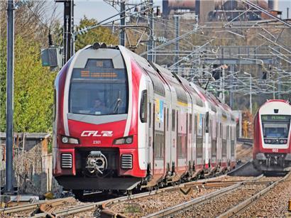 Ein moderner CFL-Elektrotriebwagen („Automotrice“) vom Typ „Kiss“ aus der Baureihe 2300, welche von der schweizerischen Firma Stadler in Deutschland produziert wird: Mit diesem Material fährt die CFL u.a. die Verbindungen zwischen Luxemburg, Trier, Koblenz und Düsseldorf. Hier sieht man eine 2300er, wie sie die sog. „Balkan“-Steigung von Differdingen nach Beles in Angriff nimmt.
