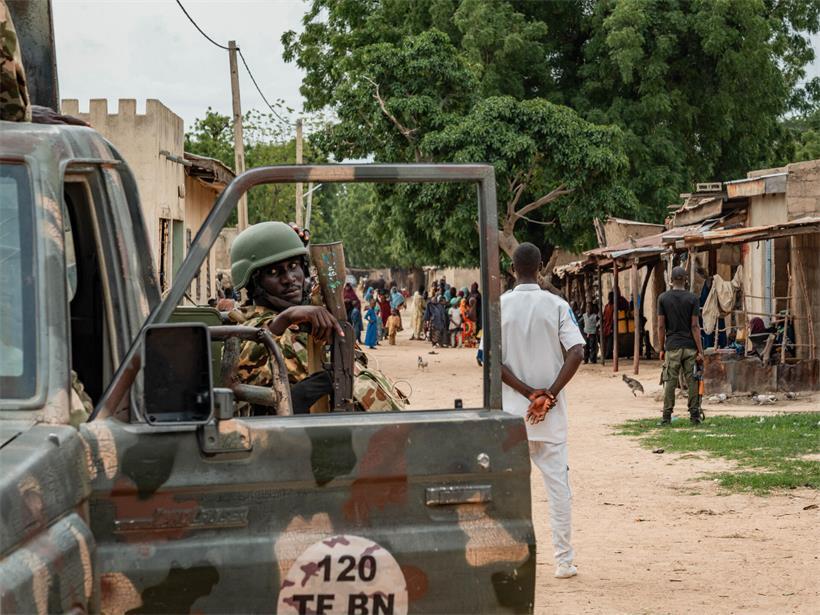 Ein nigerianischer Soldat steht am im ländlichen Dorf Goniri im Nordosten des Landes Wache