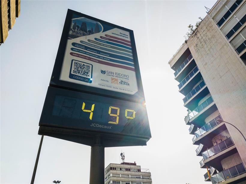 Ein öffentliches Thermometer im Zentrum von Sevilla zeigt eine Temperatur von 49 Grad Celsius an. Die schlimmste Juni-Hitzewelle seit 1950 mit Temperaturen von bis zu 44 Grad hat Spanien weiter im Griff. In den Städten suchten die Menschen am Samstag oft in Brunnen, Eisdielen und voll klimatisierten Einkaufszentren verzweifelt nach Abkühlung, wie Medien berichteten.
