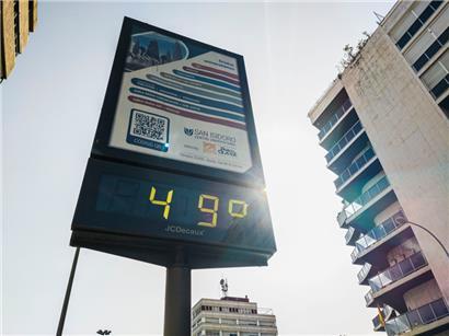Ein öffentliches Thermometer im Zentrum von Sevilla zeigt eine Temperatur von 49 Grad Celsius an. Die schlimmste Juni-Hitzewelle seit 1950 mit Temperaturen von bis zu 44 Grad hat Spanien weiter im Griff. In den Städten suchten die Menschen am Samstag oft in Brunnen, Eisdielen und voll klimatisierten Einkaufszentren verzweifelt nach Abkühlung, wie Medien berichteten.
