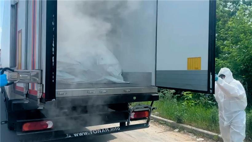 Offener Kühlwagen mit Leichen ukrainischer Soldaten im ersten Austauschkonvoi nahe Nowaja Guta, Belarus