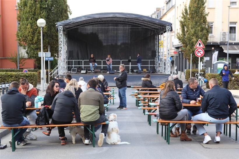 Ein paar Hartgesottene ließen sich trotz der frischen Temperaturen an den Klappt...