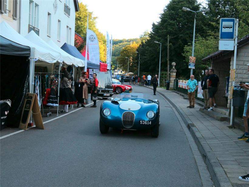 Ein paar Hundert Oldtimer zierten die Straßen den Dorfes