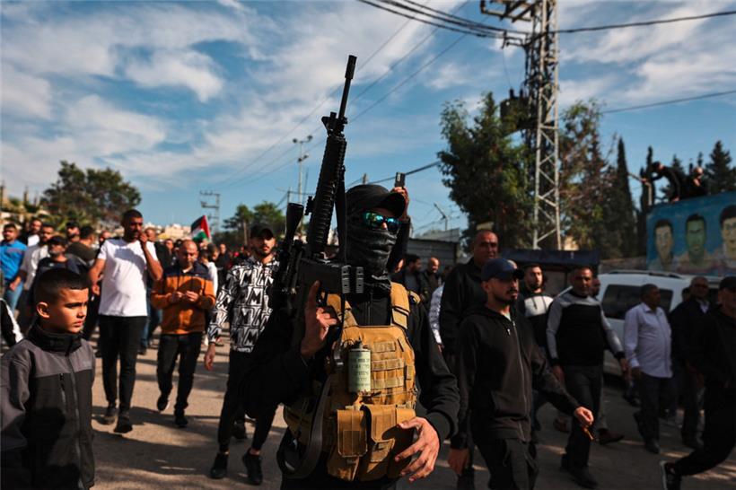 Ein palästinensischer Kämpfer bei einem Begräbnis im Westjordanland
