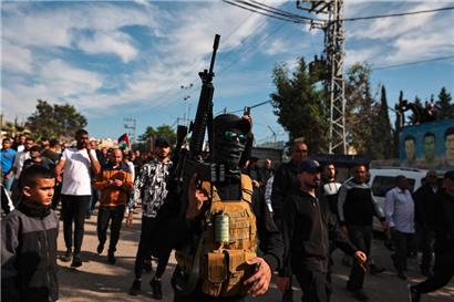 Ein palästinensischer Kämpfer bei einem Begräbnis im Westjordanland
