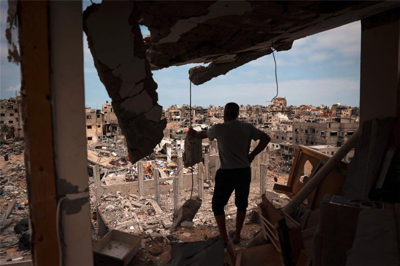 Ein palästinensischer Mann schaut auf das zerstörte Khan Yunis im südlichen Gazastreifen
