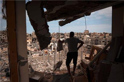 Ein palästinensischer Mann schaut auf das zerstörte Khan Yunis im südlichen Gazastreifen
