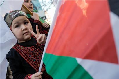 Ein palästinensisches Mädchen zeigt das Siegeszeichen, als sie mit ihrer Familie im palästinensischen Flüchtlingslager Burj al-Barajneh südlich von Beirut, Libanon, das Waffenstillstandsabkommen zwischen der Hamas und Israel feiert
