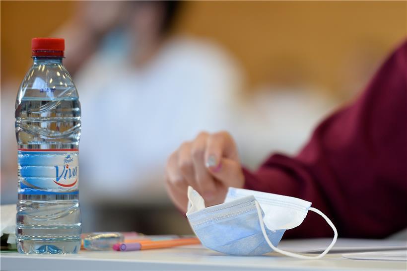 Ein positiver Fall bedeutet nicht, dass die ganze Klasse in Quarantäne muss. Solange die Barriere-Gesten respektiert werden und bei engeren Kontakten Mundschutz getragen wird, bleibt das Risiko einer Infektion gering. 
