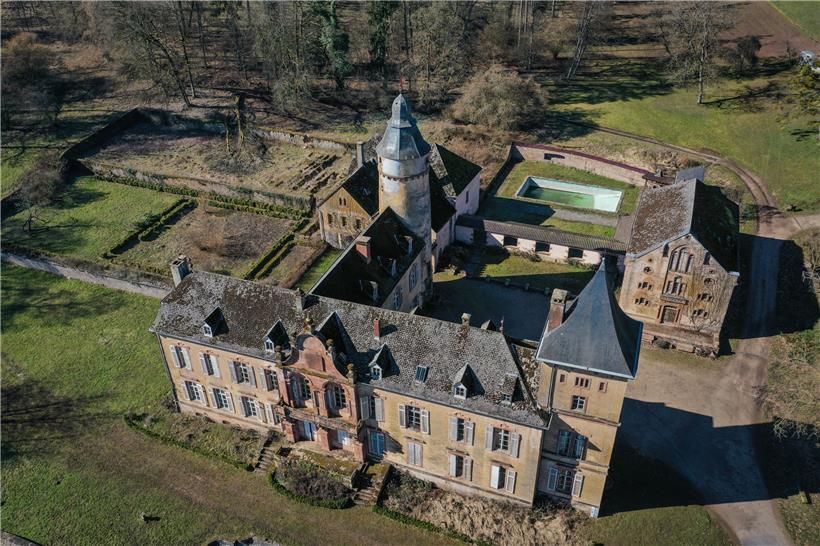 Ein prachtvolles Anwesen, das etwas vernachlässigt und verborgen zwischen Colmar-Berg und Ettelbrück liegt. Der hohe Rundturm ist ein Überbleibsel einer Burg aus dem 14. Jahrhundert. Das Rote Kreuz hatte Schloss Birtringen geerbt und hat es vor kurzem versteigern lassen. Ein Unternehmer hat es erworben.
