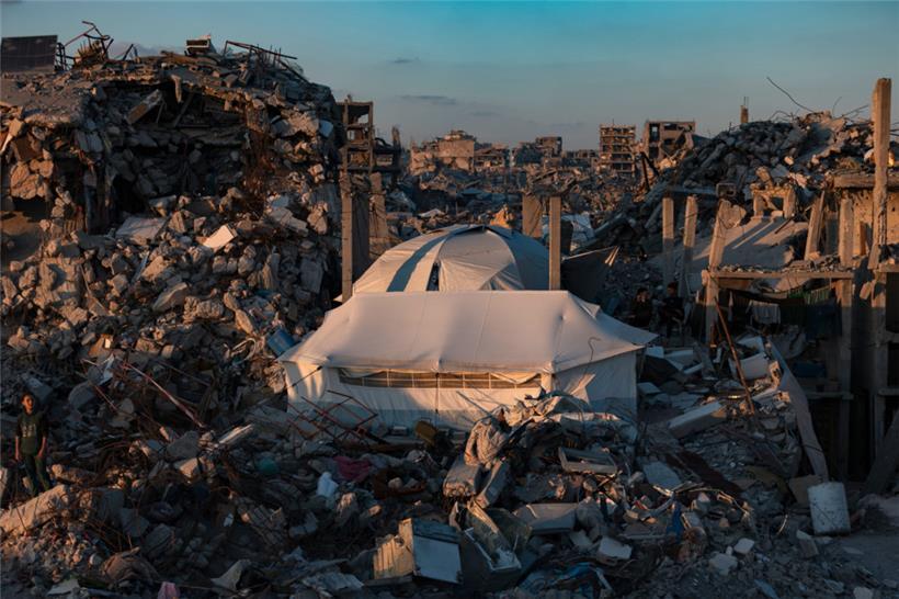 Ein provisorisches Zelt ist im Lager Dschabalia inmitten von Schutt und Zerstörung aufgebaut
