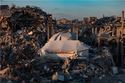 Ein provisorisches Zelt ist im Lager Dschabalia inmitten von Schutt und Zerstörung aufgebaut
