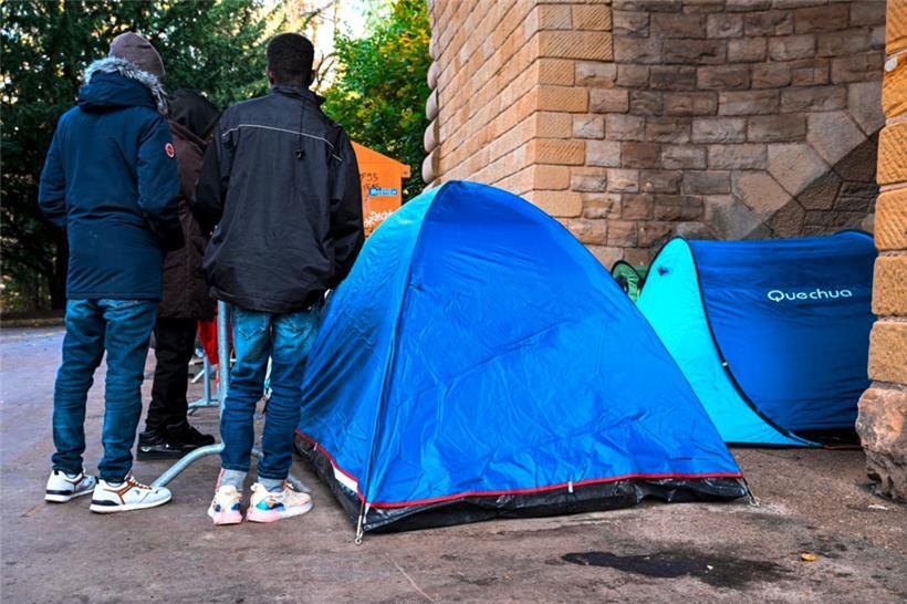 Ein provisorisches Zeltlager junger Asylbewerber unter der Adolphe-Brücke in Luxemburg-Stadt
