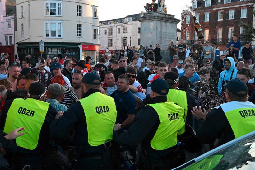 Ein rechtsextremer Mob greift im südwestenglischen Städtchen Weymouth die Polizei an
