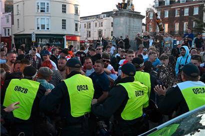 Ein rechtsextremer Mob greift im südwestenglischen Städtchen Weymouth die Polizei an
