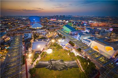 Ein riesiges Landart-Fresko des französisch-schweizerischen Künstlers Saype auf der Weltausstellung Expo 2020 in Dubai
