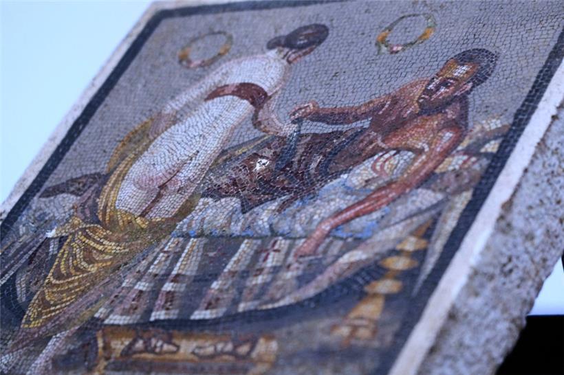 Ein römisches Mosaik mit der Darstellung eines Liebespaares, das aus Deutschland zurückgegeben wurde, wird im Auditorium des Archäologischen Parks gezeigt
