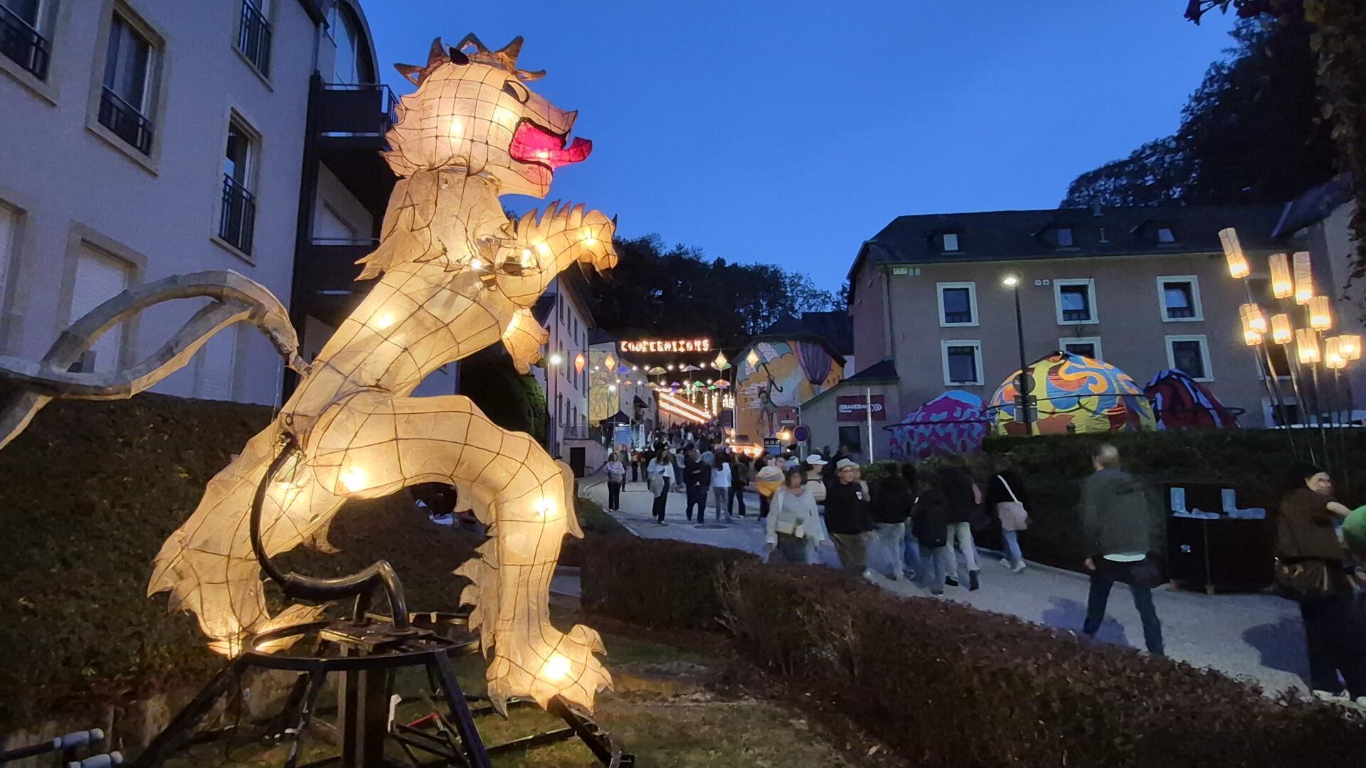 Ein „roter Löwe“ bewacht den Weg zum „Jardin de Wiltz“