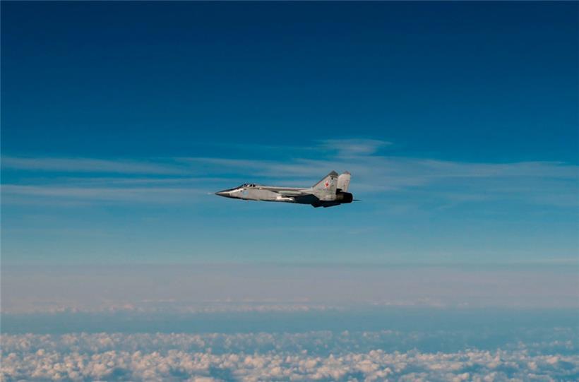 Ein russisches MIG-31-Kampfflugzeug, das nach dem mutmaßlichen Eindringen in den estnischen Luftraum über der Ostsee fliegt
