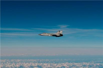 Ein russisches MIG-31-Kampfflugzeug, das nach dem mutmaßlichen Eindringen in den estnischen Luftraum über der Ostsee fliegt
