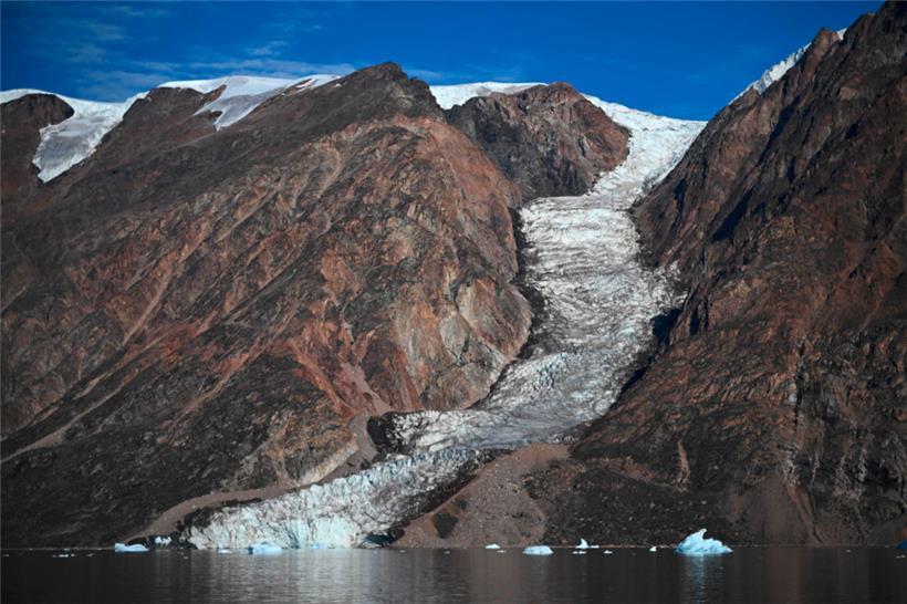 Ein schmelzender Gletscher im Scoresby-Fjord in Ostgrönland
