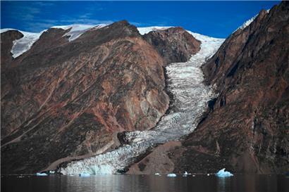 Ein schmelzender Gletscher im Scoresby-Fjord in Ostgrönland
