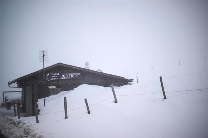 Ein schneebedecktes Café nach starkem Schneefall am Aravis-Pass (Col des Aravis) in der Nähe von La Clusaz in Ost-Zentralfrankreich. 
