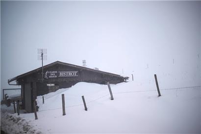 Ein schneebedecktes Café nach starkem Schneefall am Aravis-Pass (Col des Aravis) in der Nähe von La Clusaz in Ost-Zentralfrankreich. 
