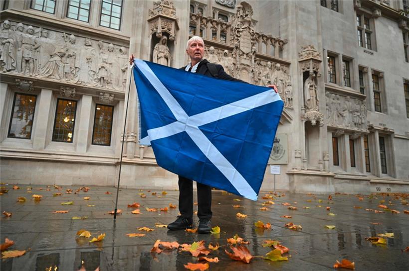 Ein schottischer Unabhängigkeitsbefürworter vor dem Supreme Court in London
