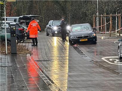 Ein schwarzes Auto ist nach der Messerattacke am Dienstag auf Limpertsberg verunfallt