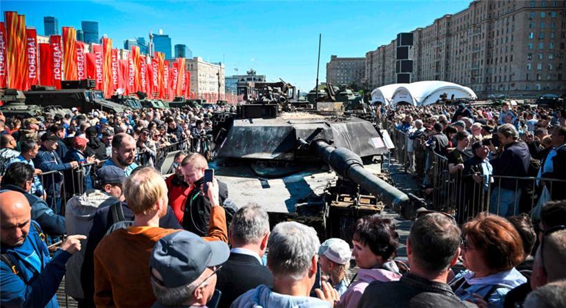Ein schwer beschädigter US-Panzer M12A1 Abrams, den die Russen von den ukrainischen Schlachtfeldern nach Moskau geschleppt haben, ist eine der Hauptattraktionen einer „Beuteschau“, die das russische Verteidigungsministerium zu Propagandazwecken organisiert hat

