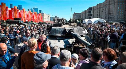 Ein schwer beschädigter US-Panzer M12A1 Abrams, den die Russen von den ukrainischen Schlachtfeldern nach Moskau geschleppt haben, ist eine der Hauptattraktionen einer „Beuteschau“, die das russische Verteidigungsministerium zu Propagandazwecken organisiert hat
